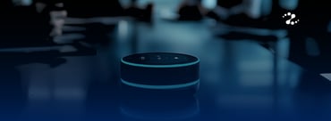 ¿Alexa te espía en el trabajo? Riesgos reales de asistentes inteligentes en reuniones.